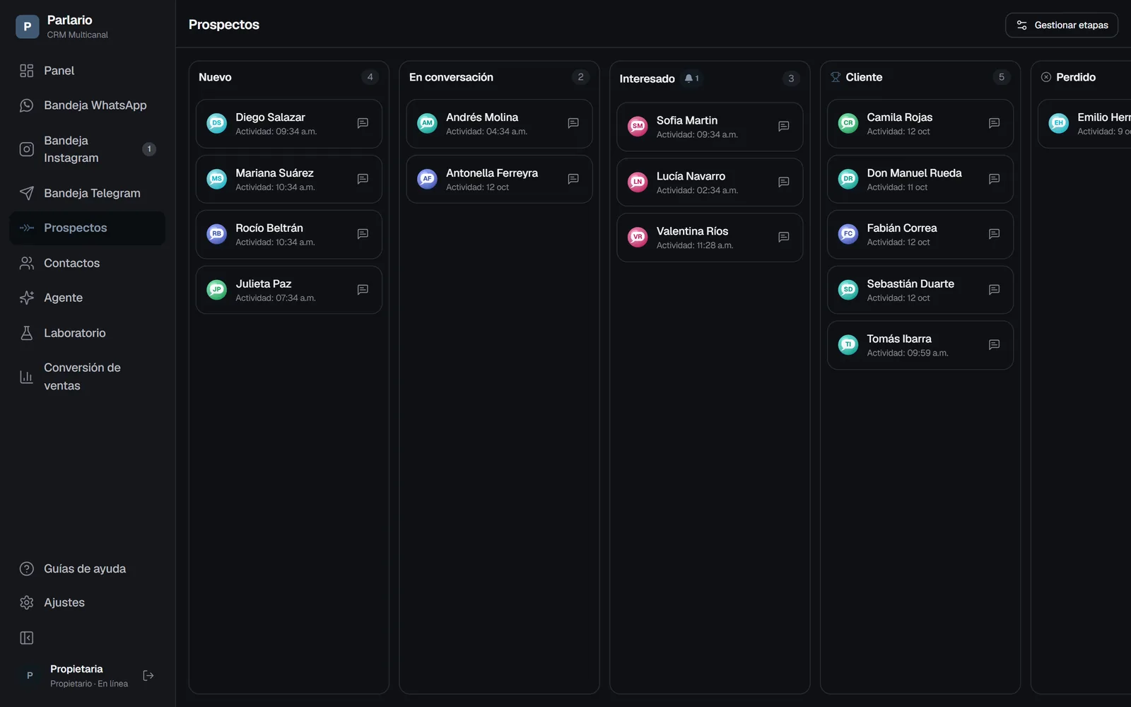 Tablero kanban del pipeline de ventas de Parlario con contactos de WhatsApp organizados por etapa
