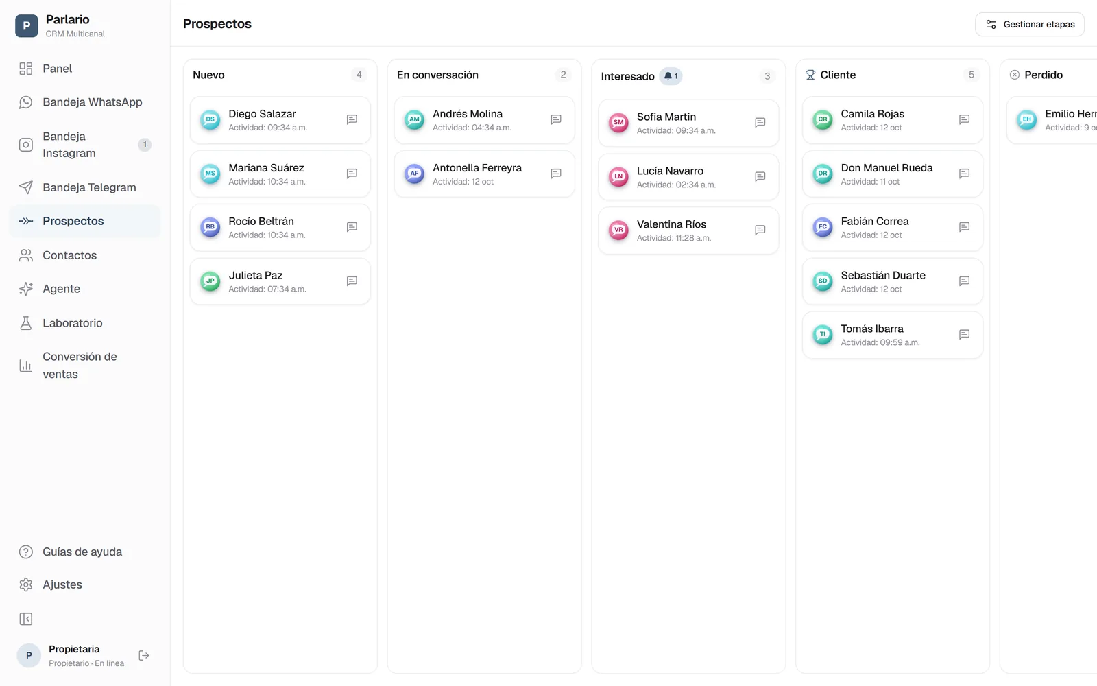 Tablero kanban del pipeline de ventas de Parlario con contactos de WhatsApp organizados por etapa